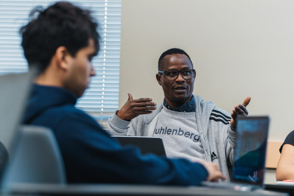 College students in an education course have a discussion.