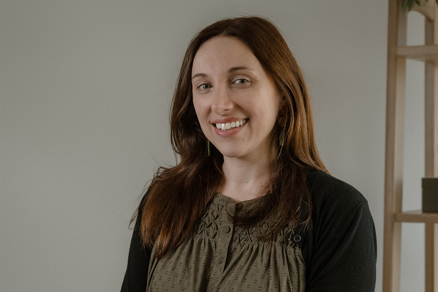 Lauren Dennelly ’06 Writes Book on Parentification