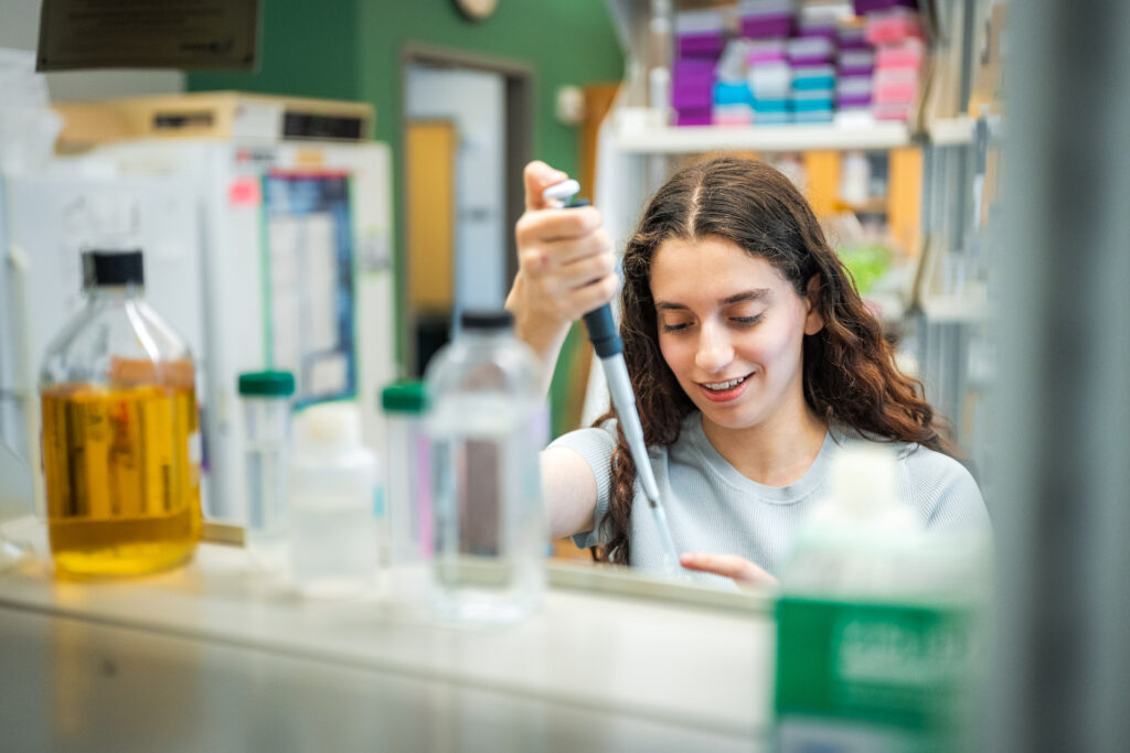 Yael Fink &rsquo;27 Conducts Research Through Prestigious Fellowship