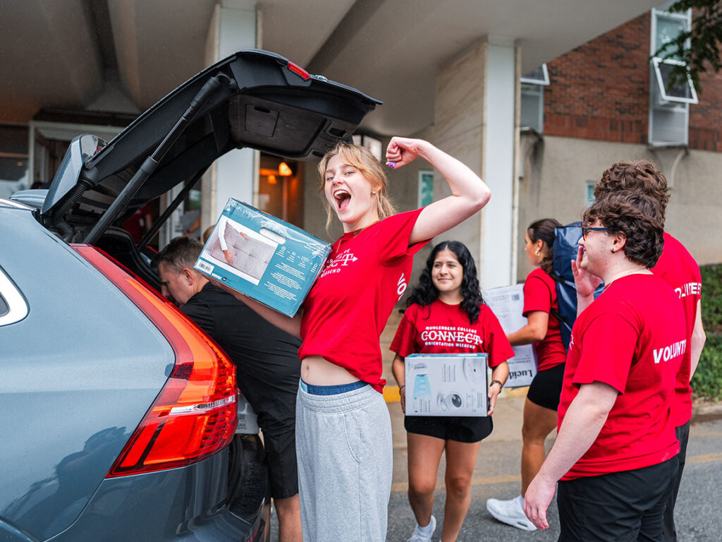 Students help new students move into residence halls