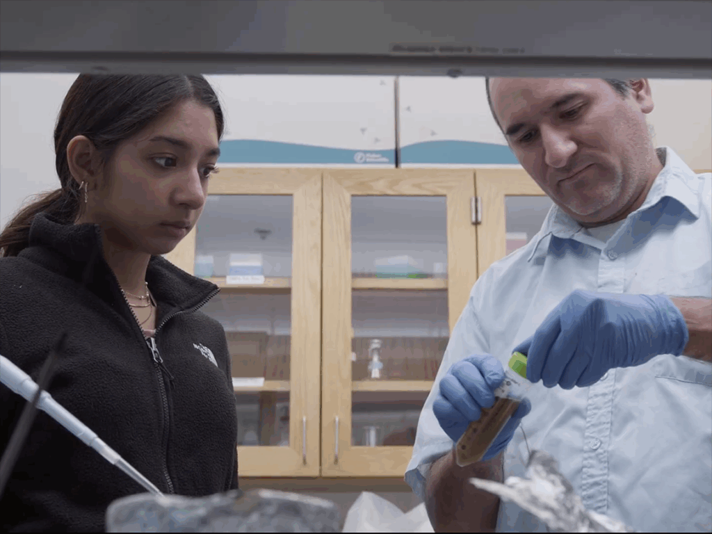 Muhlenberg faculty Giancarlo Cuadro works with student Juliette Amram in a biology lab.